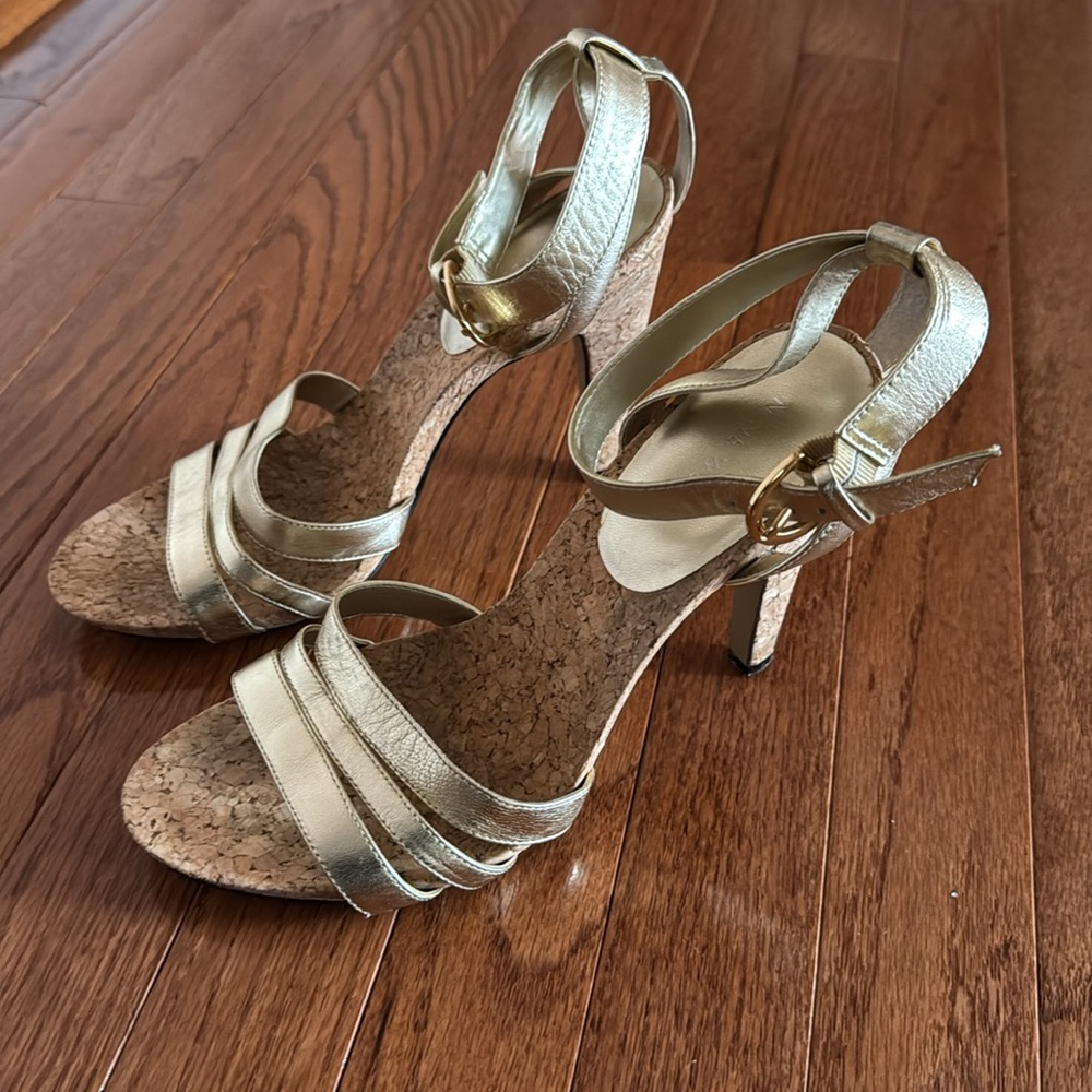 🎉Nine West: Gold Strappy Women's Sandals(Size 9)🎉 - Picture 2 of 5